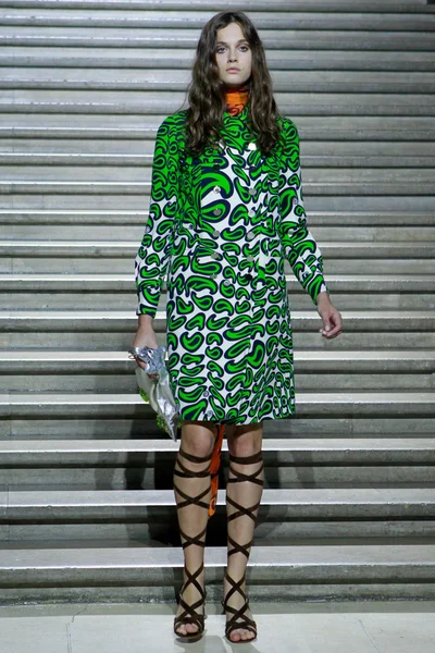 Look 18